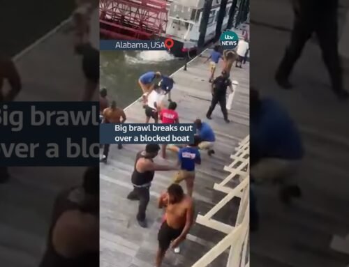 Big brawl breaks out over a blocked boat #itvnews #alabama #usa