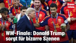 Trump sorgt nach WM-Finale für bizarre Szenen | krone.tv NEWS