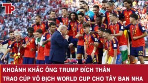 Khoảnh khắc ông Trump đích thân trao cúp vô địch World Cup cho Tây Ban Nha