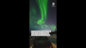 Un FOTÓGRAFO en Alaska abre su puerta y se encuentra con todo un espectáculo de AURORAS BOREALES