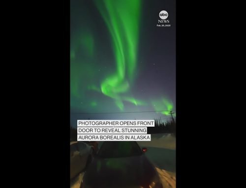 Un FOTÓGRAFO en Alaska abre su puerta y se encuentra con todo un espectáculo de AURORAS BOREALES