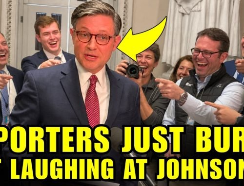 🚨Trump SCRAMBLES As Reporters LAUGH Mike Johnson Off Stage!