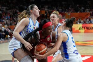 Jackie Young, Chelsea Gray lead US in narrow FIBA women’s World Cup win vs. Italy | Aces