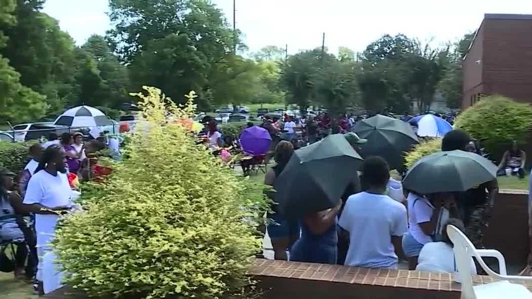 Dozens wait hours in heat for Jefferson County power bill assistance