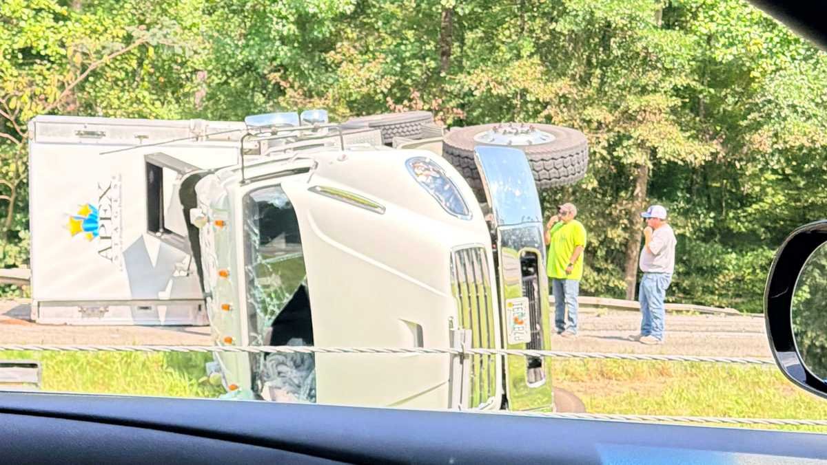 Overturned vehicle closes I-65 northbound in Cullman County