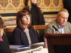 Lawmakers question Des Moines school officials on Roberts’ hiring, co…