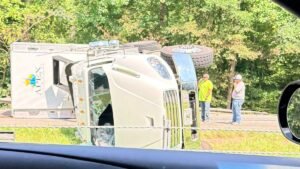 Overturned vehicle closes I-65 northbound in Cullman County