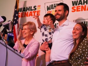 Sen. Elizabeth Warren rallies for Zach Wahls’ Senate campaign in Des …