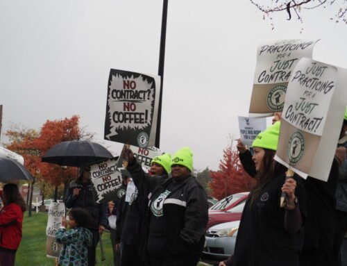 Unionized Starbucks workers rally in Des Moines ahead of potential na…