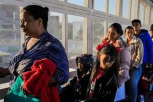 Appeals court says Trump administration must open borders to asylum-s…