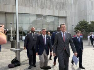 Judge criticizes Trump pressure on prosecutors in reflecting pool van…